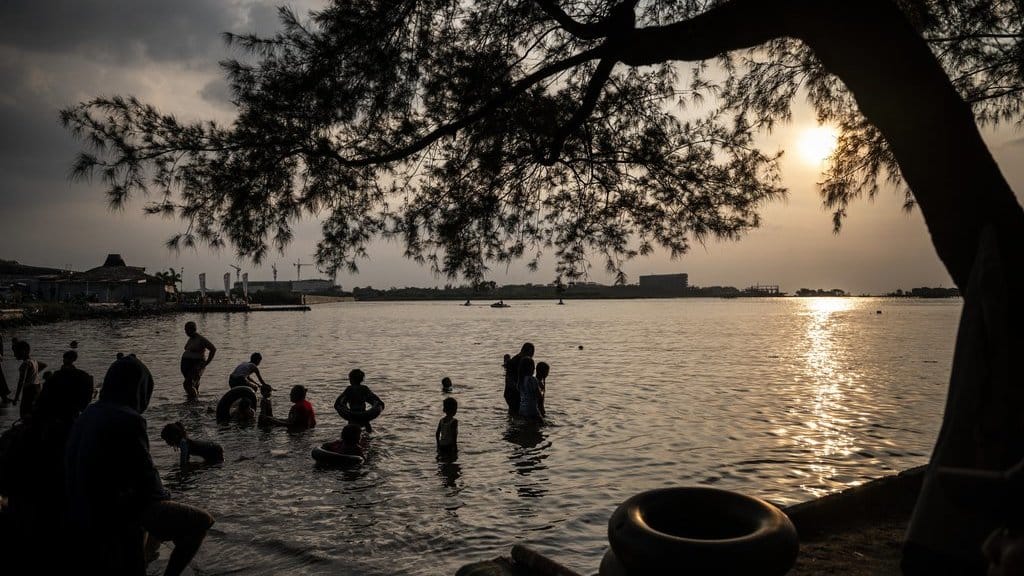 Sejumlah warga berwisata di Pantai Marina, Semarang, Jawa Tengah, Jumat (27/6/2025). ANTARA FOTO/Aprillio Akbar/nym. Peningkatan jumlah wisatawan Pantai Marina Semarang