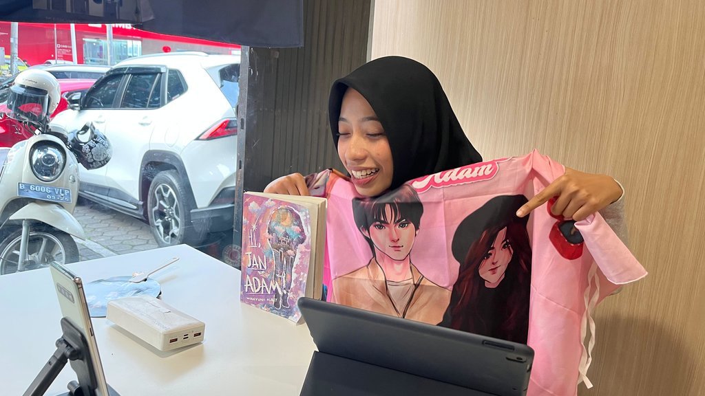 Mira, perempuan muda yang menjalani profesi sebagai admin live selling saat ditemui Tirto di salah satu cafe di bilangan Jakarta Selatan, Rabu (25/6/2025). tirto.id/Alfitra Mira