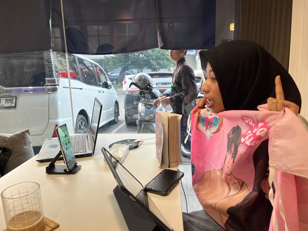 Mira, perempuan muda yang menjalani profesi sebagai admin live selling saat ditemui Tirto di salah satu cafe di bilangan Jakarta Selatan, Rabu (25/6/2025). tirto.id/Alfitra Mira