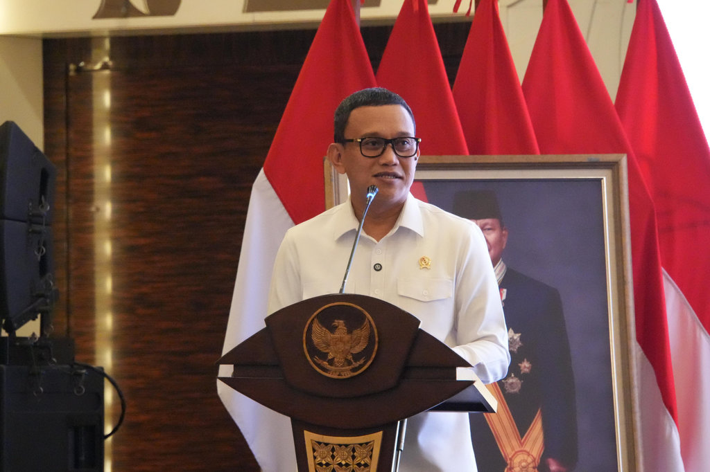 Menteri Pelindungan Pekerja Migran Indonesia (P2MI), Abdul Kadir Karding dalam rapat koordinasi nasional (Rakornas) Pengendalian Program Kementerian Pelindungan Pekerja Migran Indonesia (KemenP2MI) yang dihadiri seluruh Kepala Balai Pelayanan Pelindungan Pekerja Migran Indonesia (BP3MI) di Kuningan, Jakarta Selatan pada Sabtu (28/6/2025). FOTO/dok.KemenP2MI header KemenP2MI 91