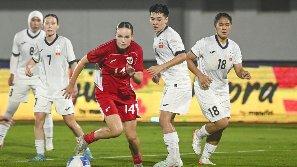 Pesepak bola Timnas Putri Indonesia Isa Guusje Warps (tengah) berusaha melewati hadangan pesepak bola Timnas Putri Kirgistan saat pertandingan kualifikasi Piala Asia Wanita 2026 Grup D di Stadion Indomilk Arena, Kabupaten Tangerang, Banten, Minggu (29/6/2025). ANTARA FOTO/Galih Pradipta/rwa. Kualifikasi Piala Asia Wanita 2026: Indonesia lawan Kirgistan