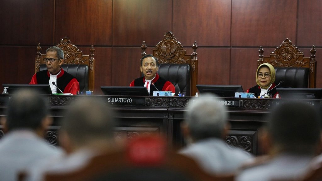Ketua Mahkamah Konstitusi Suhartoyo (tengah) bersama Wakil Ketua Mahkamah Konstitusi Saldi Isra (kiri), dan Anggota Majelis Hakim MK Enny Nurbaningsih (kanan) memimpin jalannya sidang uji materiil UU nomor 28 tahun 2014 tentang Hak Cipta di Mahkamah Konstitusi, Jakarta, Senin (30/6/2025). ANTARA FOTO/Asprilla Dwi Adha/nym. Sidang uji materi UU tentang Hak Cipta