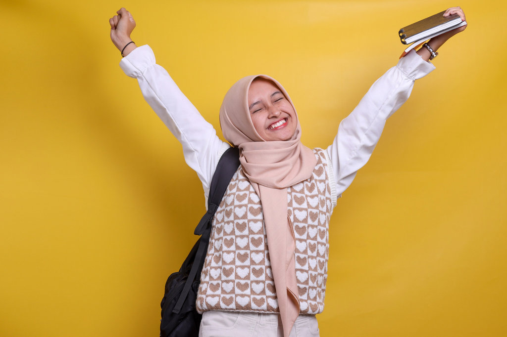 Baju Vest Rajut Corak Love. FOTO/iStockphoto Baju Vest Rajut Corak Love