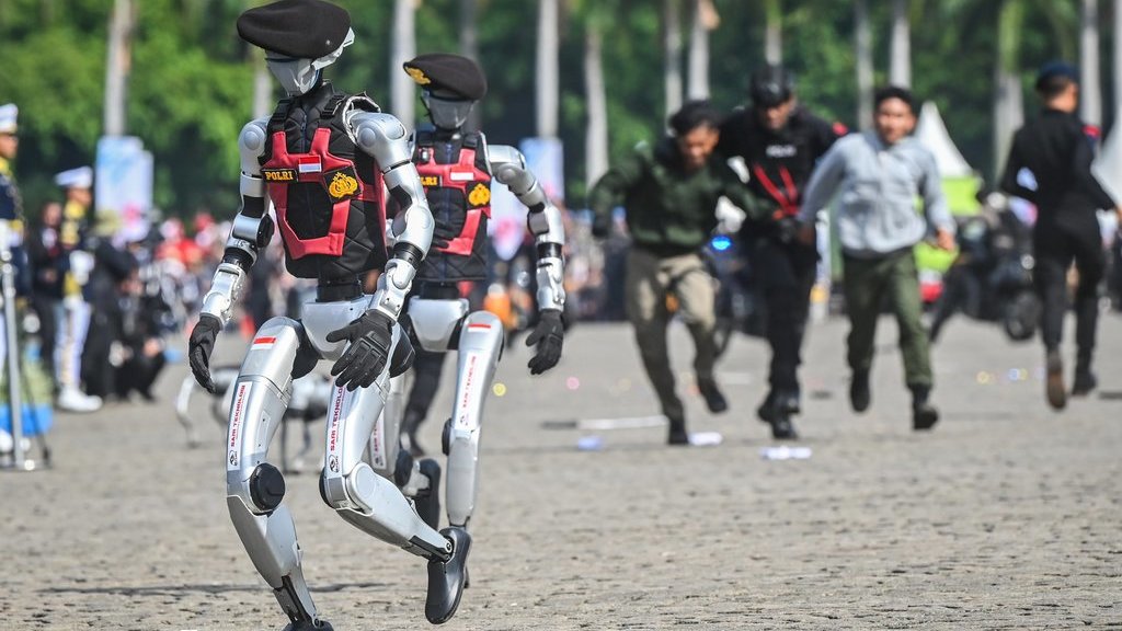 Atraksi polisi pada upacara HUT ke-79 Bhayangkara