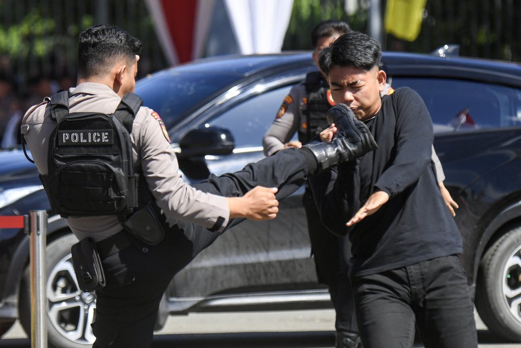Sejumlah anggota Sat Samapta Polresta Samarinda memperagakan demo bela diri pada upacara HUT ke-79 Bhayangkara di GOR Kadrie Oening, Samarinda, Kalimantan Timur, Selasa (1/7/2025). ANTARA FOTO/M Risyal Hidayat/rwa. Peringatan HUT ke-79 Bhayangkara di Samarinda