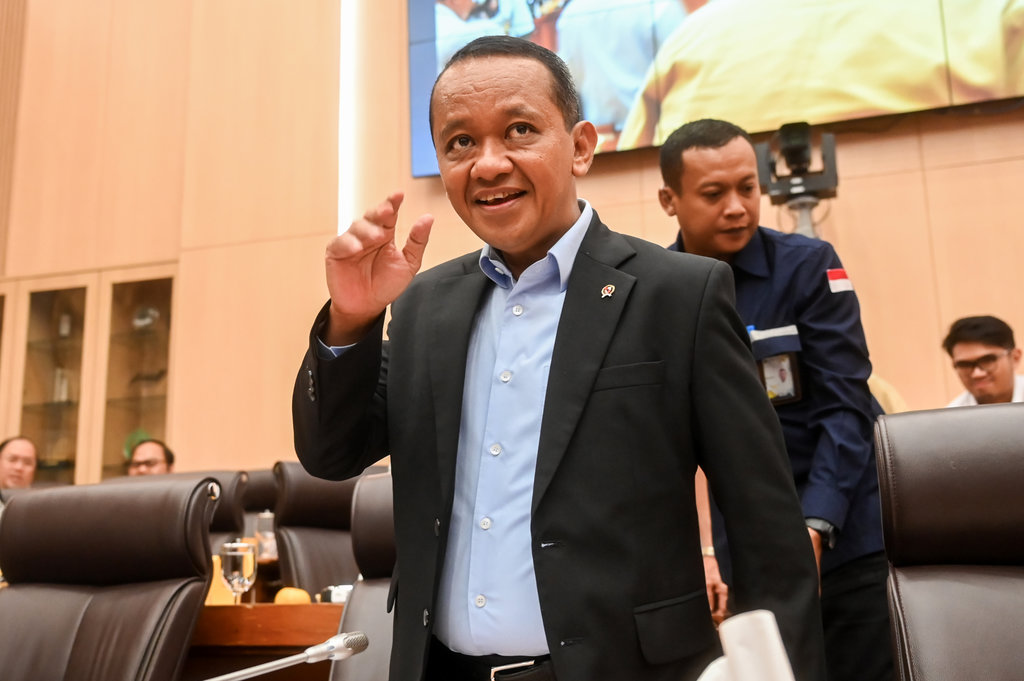 Menteri ESDM Bahlil Lahadalia bersiap mengikuti rapat kerja dengan Komisi XII DPR di Kompleks Parlemen, Senayan, Jakarta, Selasa (2/7/2025). ANTARA FOTO/Rivan Awal Lingga/YU Raker Menteri ESDM bersama Komisi XII DPR