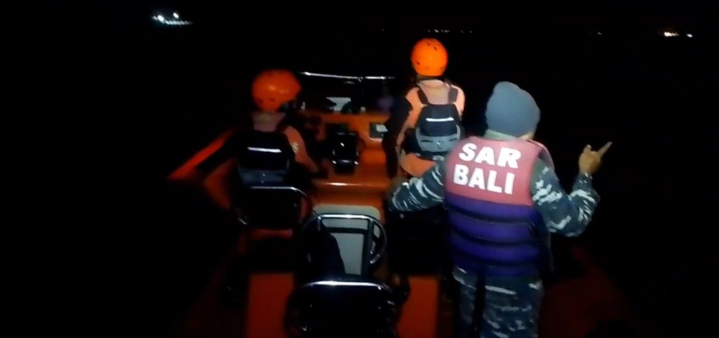 Proses pencarian korban KMP Tunu Pratama Jaya yang kandas di Selat Bali dini hari, Kamis (03/07/2025). Foto/Humas Basarnas Bali KMP Tunu Pratama Jaya