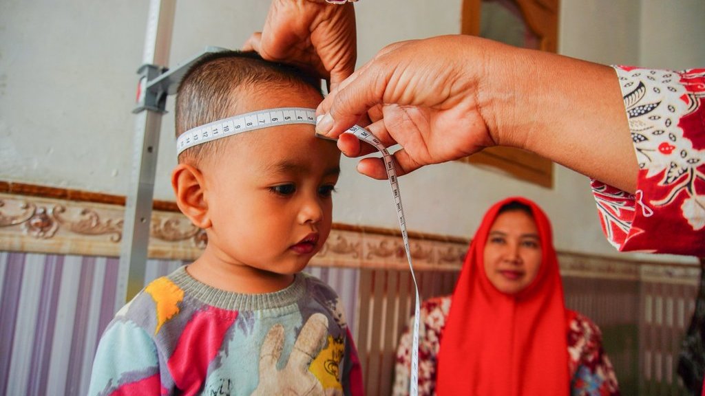 Prevalensi stunting nasional turun