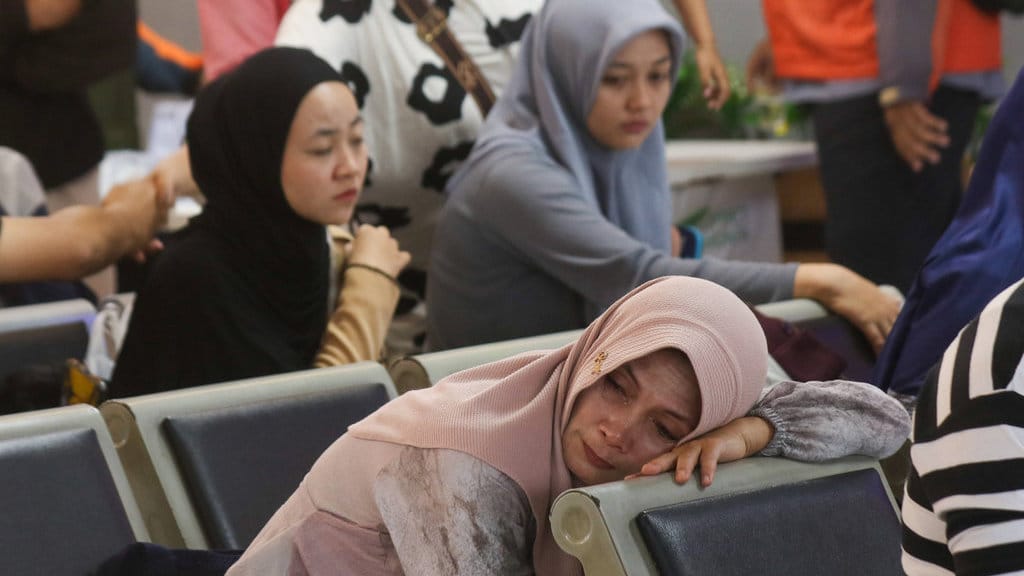 Keluarga korban KMP Tunu Pratama Jaya bertahan di Pos SAR