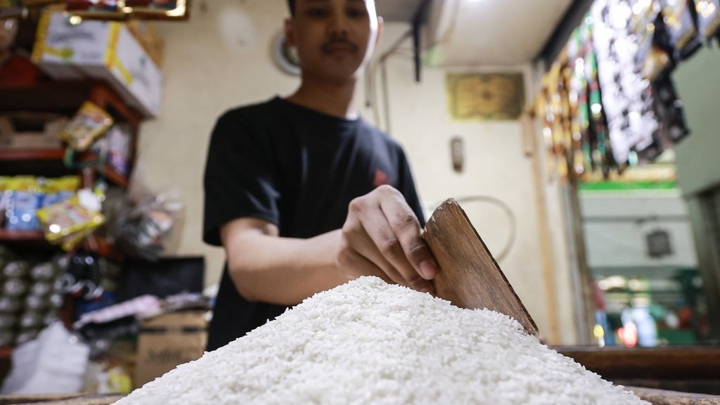 Pedagang menata beras yang dijualnya di Pasar Gondangdia, Jakarta, Jumat (4/7/2025). ANTARA FOTO/Dhemas Reviyanto/foc. Kenaikan harga beras pada Juni 2025