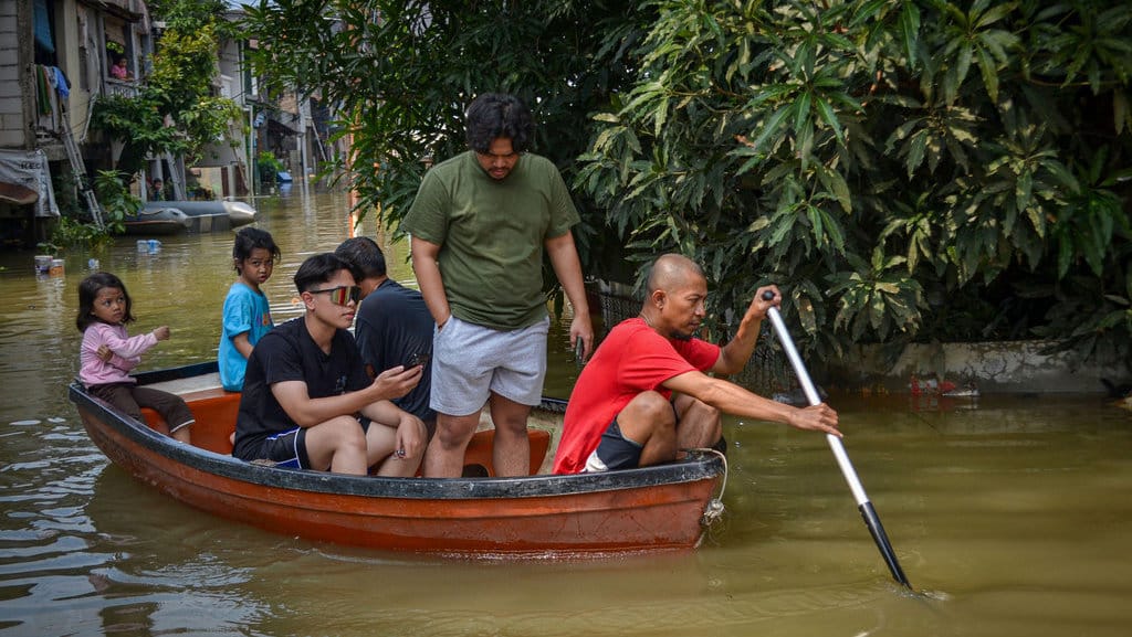 Banjir akibat luapan Sungai Ciliwung