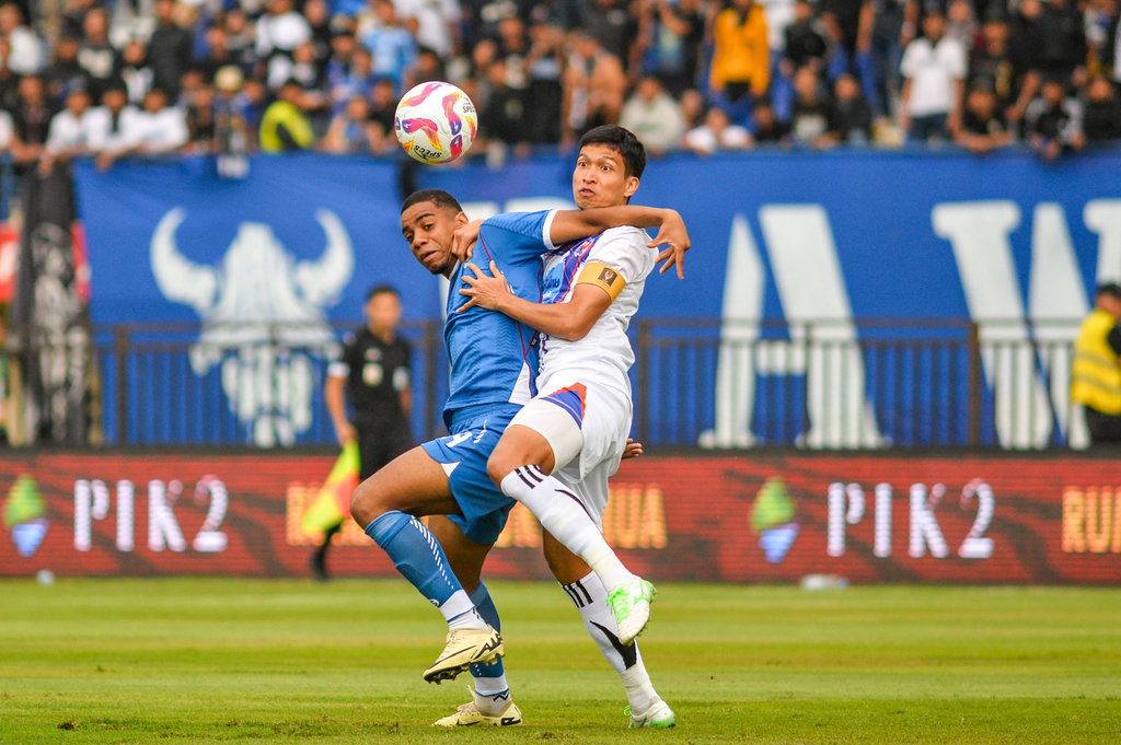 Pesepak bola Persib Bandung Uilliam Barros (kiri) berebut bola dengan pesepak bola Port FC Tanaboon Kasarat (kanan) saat pertandingan Piala Presiden Grup B di Stadion Si Jalak Harupat, Bandung, Jawa Barat, Minggu (6/7/2025). ANTARA FOTO/Raisan Al Farisi/agr Persib Bandung melawan Port FC