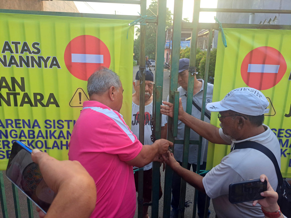 Warga RW 10 Pamulang Barat Tutup Akses Jalan di Tiga Sekolah Negeri di lingkungan nya. Foto/ Jupri Nugroho Warga Pamulang Barat