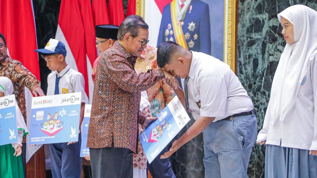 Penyerahan KJP Plus Tahap I di Balaikota DKI Jakarta pada 20 Maret 2025 Foto/Pemprov DKI Jakarta Penyerahan KJP Plus Tahap I