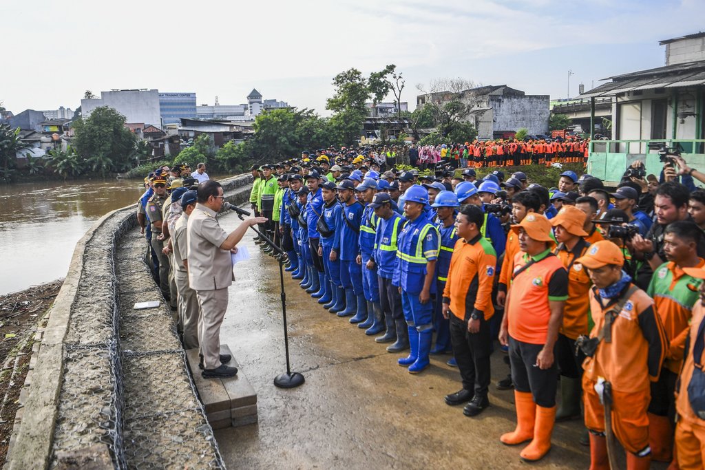 Gubernur DKI Jakarta Pramono Anung (kiri) memberi pengarahan saat memimpin apel siap siaga banjir di Tanggul Inspeksi Kali Ciliwung, Rawajati, Jakarta Selatan, Selasa (8/7/2025). ANTARA FOTO/Galih Pradipta/tom. Gubernur DKI Jakarta pimpin apel siaga banjir di Rawajati