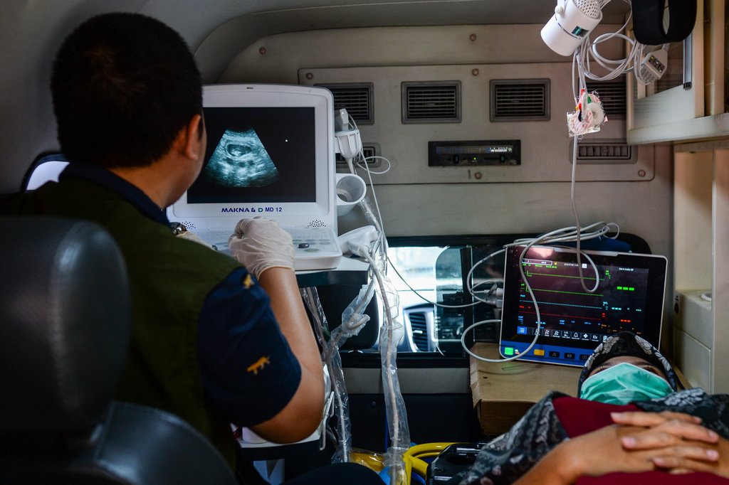 Dokter memeriksa kandungan ibu hamil di dalam mobil klinik telemedicine di Desa Kurungkambing, Pandeglang, Banten, Selasa (8/7/2025). ANTARA FOTO/Muhammad Bagus Khoirunas/tom. Layanan mobil klinik gratis di pelosok Banten