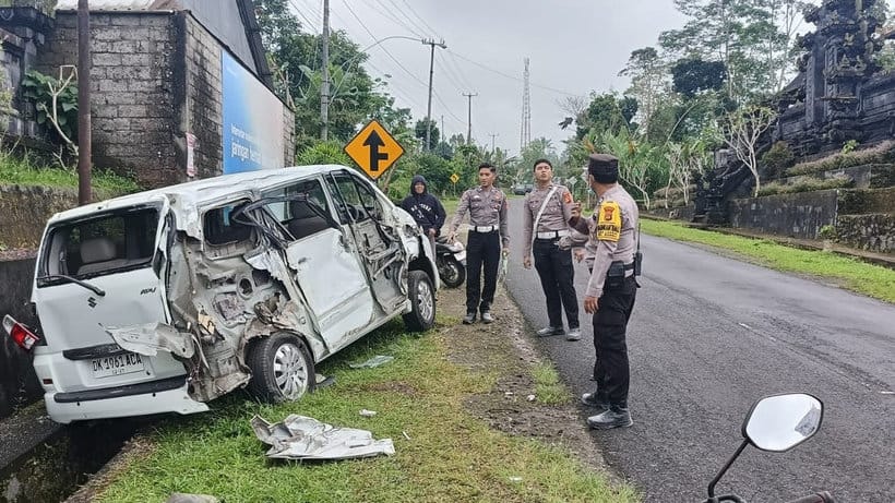 Kecelakaan Truk Tabrak Mobil-Rumah di Bangli
