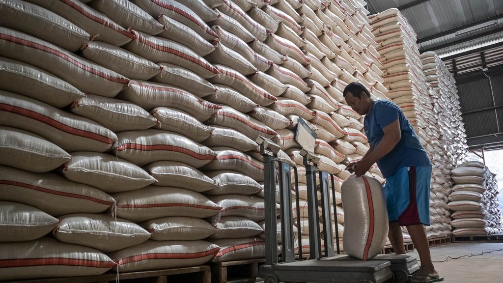 Pekerja menimbang beras hasil serapan di Gudang Bulog Utama, Kota Cimahi, Jawa Barat, Kamis (10/7/2025). ANTARA FOTO/Abdan Syakura/rwa. Stok beras Indonesia tembus 4,2 juta ton