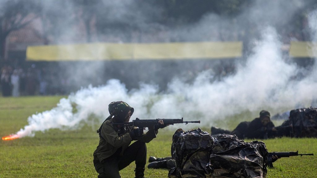 Siswa Sarjana Penggerak Pembangunan Indonesia (SPPI) melakukan simulasi pertempuran jarak dekat usai Upacara Penutupan Pendidikan Dasar Militer dan Pelatihan Manajerial serta Penetapan Komcad SPPI Batch-3 Tahun 2025 di Lapangan Brigif Cimahi, Jawa Barat, Sabtu (12/7/2025). ANTARA FOTO/Abdan Syakura/tom. Atraksi keterampilan Komponen Cadangan SPPI