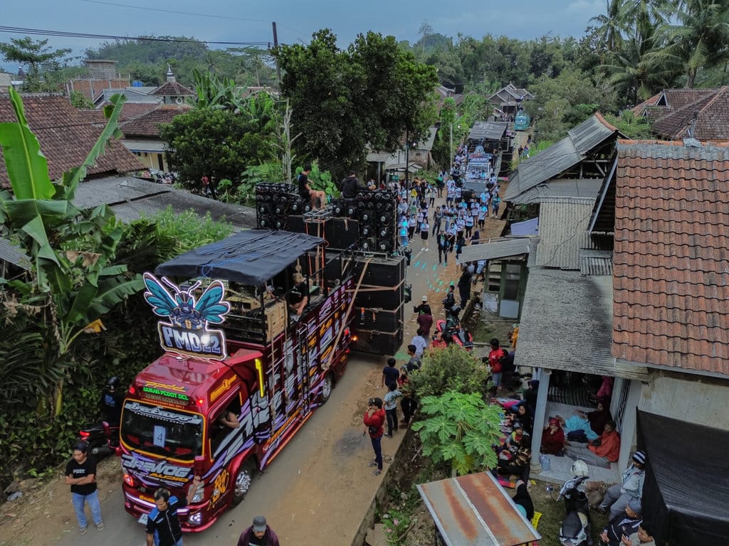 Karnaval desa diiringi perangkat audio berkapasitas besar di Malang