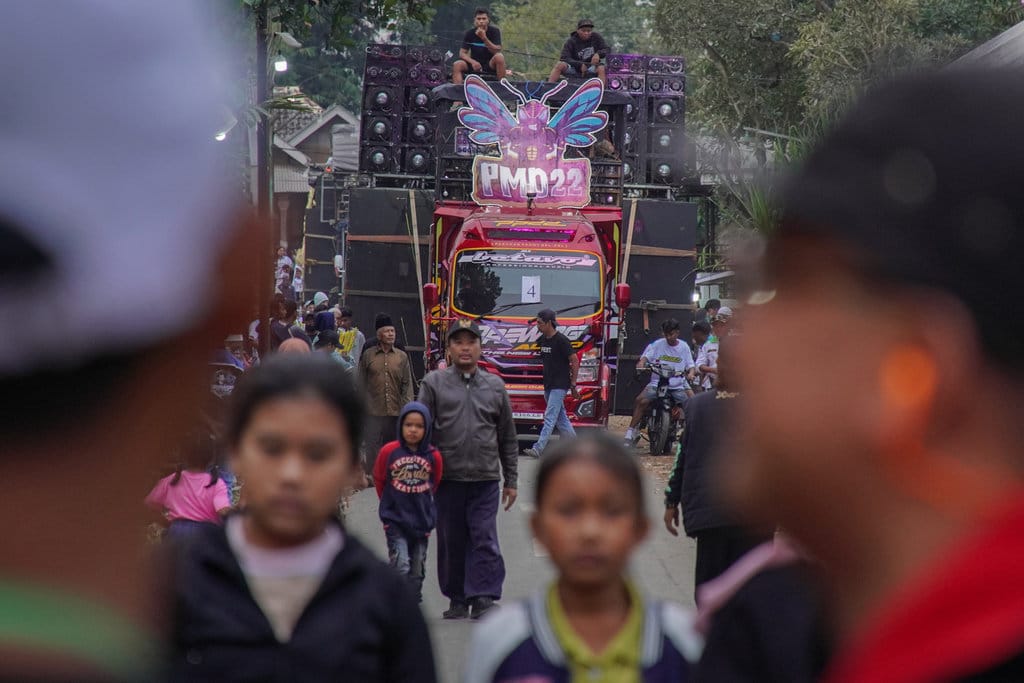 Karnaval desa diiringi perangkat audio berkapasitas besar di Malang