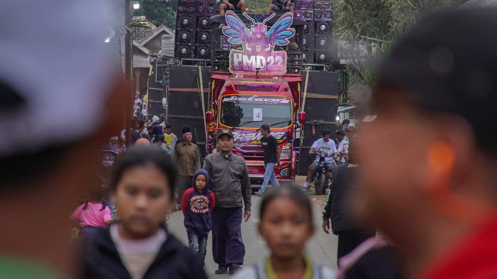 Karnaval desa diiringi perangkat audio berkapasitas besar di Malang