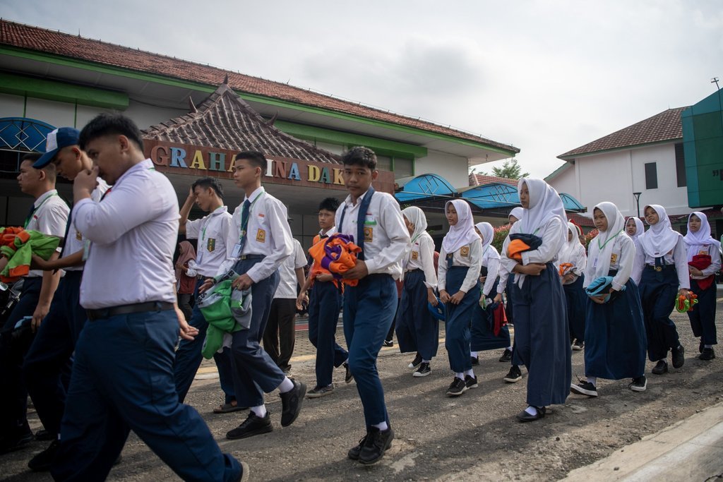 Pemeriksaan kesehatan siswa sekolah rakyat di Palembang