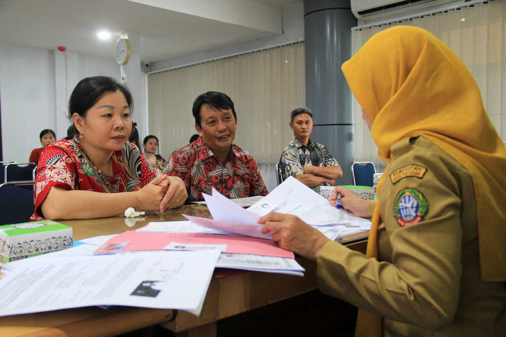 Pasangan umat Buddha mengurus administrasi pencatatan perkawinan kepada petugas Disdukcapil Kota Pontianak di Mal Pelayanan Publik, Pontianak, Kalimantan Barat, Selasa (15/7/2025). ANTARA FOTO/Jessica Wuysang/bar Disdukcapil Pontianak layani pencatatan perkawinan Buddha