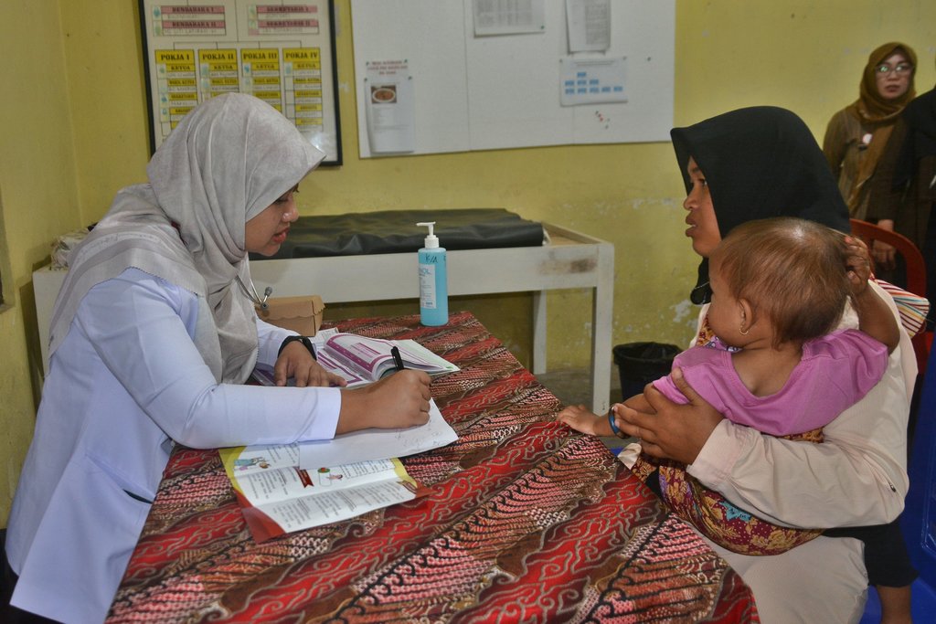 Warga berkonsultasi dengan dokter spesialis anak saat pelaksanaan program Speling atau Dokter Spesialis Keliling dan dan Cek Kesehatan Gratis (CKG) di Desa Karanggedong, Ngadirejo, Temanggung, Jawa Tengah, Selasa (15/7/2025). ANTARA FOTO/Anis Efizudin/nz Program dokter spesialis keliling