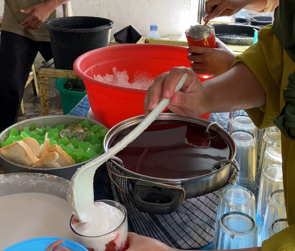 Kuliner Es Lontrong di Slawi