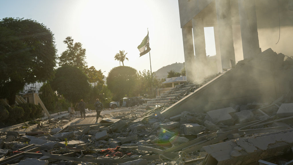 Serangan Udara Israel Menghantam Kementerian Pertahanan Suriah dan Sebuah Lokasi di Dekat Istana Kepresidenan di Damaskus, pada 16 Juli 2025, di Tengah Meningkatnya Bentrokan antara Pasukan Rezim dan Milisi Druze di Sweida. Israel Menegaskan Kembali Komitmennya untuk Melindungi Komunitas Druze Suriah Berdasarkan Ikatan Sejarah dan Kekeluargaan. Reuters/Rami Alsayed/NurPhoto Serangan Israel Ke Suriah