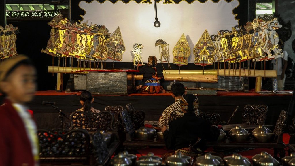 Dalang cilik Alby Alfarizky Pratama memainkan lakon wayang Anoman Obong saat tampil pada Pentas Dalang Bocah Nusantara 2025 di Pendopo Taman Budaya Jawa Tengah (TBJT) Solo, Jawa Tengah, Kamis (17/7/2025). ANTARAFOTO/Maulana Surya/tom. Regenerasi pelaku seni pertunjukan wayang kulit