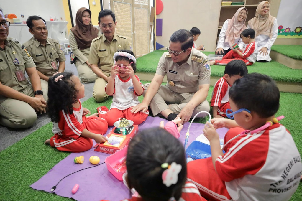 Gubernur DKI Jakarta, Pramono Anung, meninjau langsung daycare di Balai Kota Jakarta, Jakarta Pusat. (Sumber: Pemprov DKI) Layanan Daycare di Kantor Pemerintahan