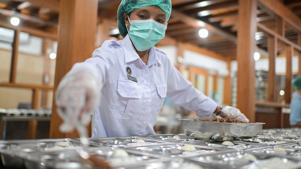 Ilustrasi Ahli Gizi. ANTARA FOTO/Rivan Awal Lingga/rwa. Pendistribusian MBG di SPPG Kamalaputi Sumba Timur 2