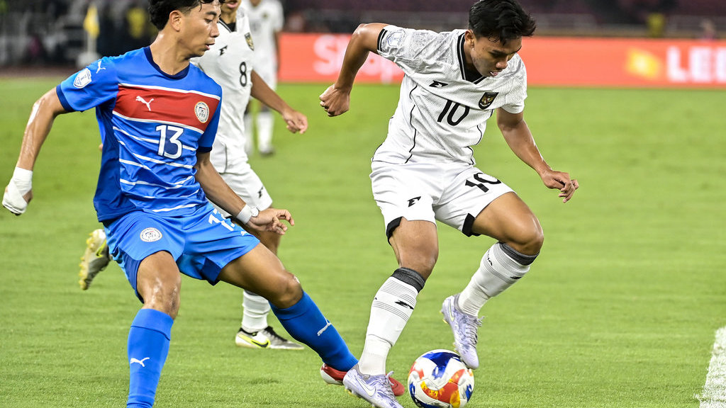 Pesepak bola Timnas U-23 Indonesia Arkhan Fikri (kanan) berebut bola dengan pesepak bola Timnas U-23 Filipina Zachary Taningco (kiri) dalam pertandingan penyisihan Grup A Piala AFF U-23 2025 di Stadion Utama Gelora Bung Karno (SUGBK), Senayan, Jakarta, Jumat (18/7/2025). ANTARA FOTO/Muhammad Adimaja/Lmo/tom. Piala AFF U-23: Indonesia lawan Filipina