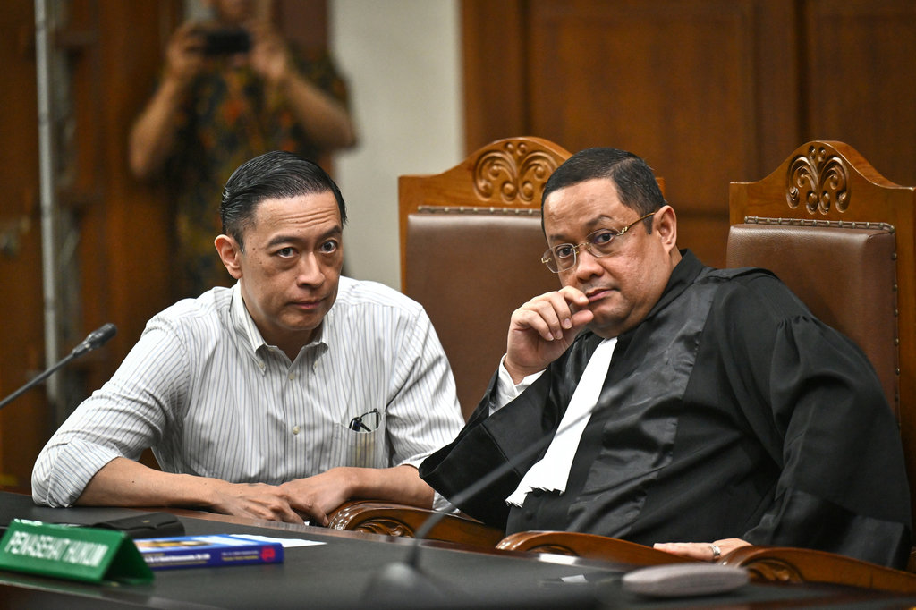 Terdakwa kasus dugaan korupsi impor gula, Thomas Trikasih Lembong atau Tom Lembong (kiri) dan salah satu kuasa hukumnya bersiap menjalani sidang pembacaan vonis di Pengadilan Tipikor, Jakarta, Jumat (18/7/2025). ANTARA FOTO/Bayu Pratama S/app/bar Sidang vonis Tom Lembong