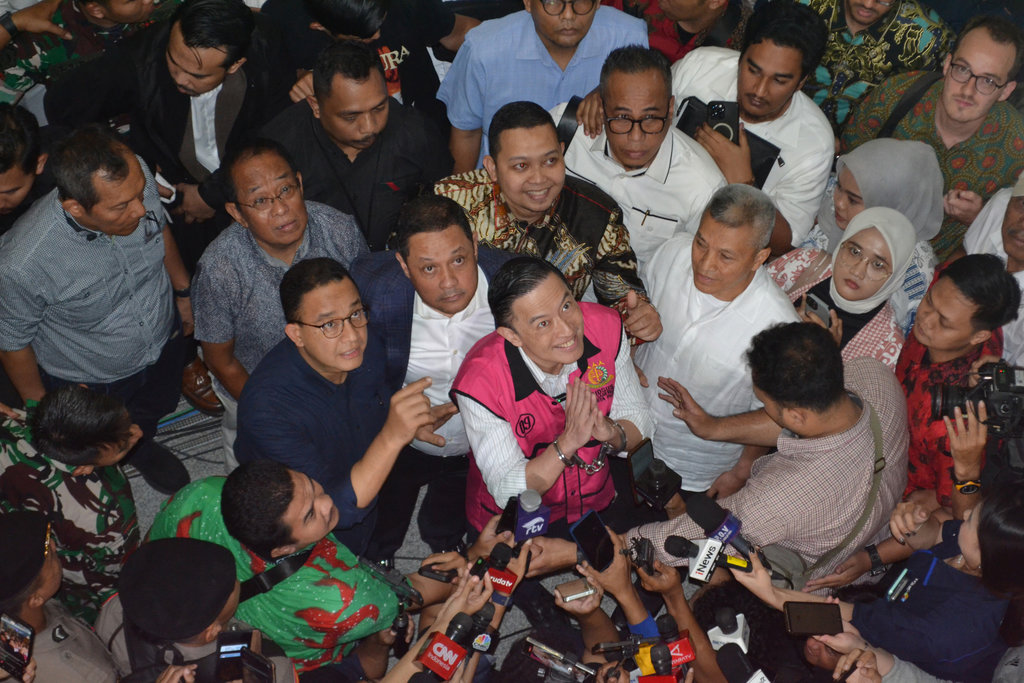 Terdakwa kasus dugaan korupsi impor gula, Thomas Trikasih Lembong atau Tom Lembong (tengah) didampingi mantan Gubernur DKI Jakarta Anies Baswedan (kedua kiri) menatap ke atas usai pembacaan vonis di Pengadilan Tipikor, Jakarta, Jumat (18/7/2025). Majelis hakim menjatuhkan vonis empat tahun enam bulan penjara, denda Rp750 juta subsider enam bulan kurungan kepada mantan menteri perdagangan itu. ANTARA FOTO/Bayu Pratama S/sgd/tom. Tom Lembong divonis empat tahun enam bulan penjara