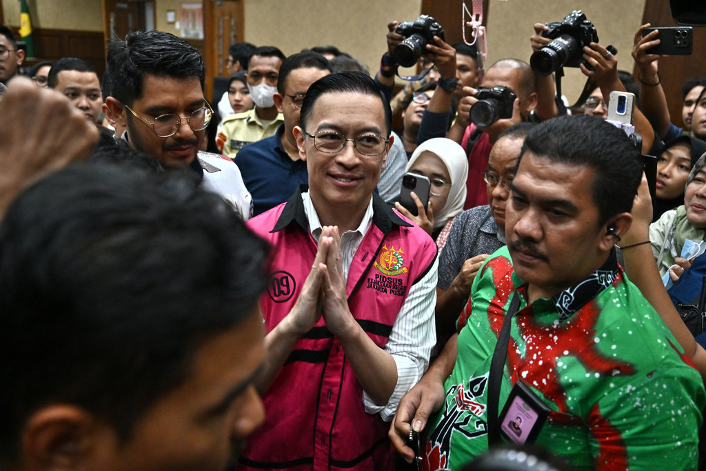 Terdakwa kasus dugaan korupsi impor gula, Thomas Trikasih Lembong atau Tom Lembong (tengah) meninggalkan ruang sidang usai pembacaan vonis di Pengadilan Tipikor, Jakarta, Jumat (18/7/2025). Majelis hakim menjatuhkan vonis empat tahun enam bulan penjara, denda Rp750 juta subsider enam bulan kurungan kepada mantan menteri perdagangan itu. ANTARA FOTO/Bayu Pratama S/sgd/tom. Tom Lembong divonis empat tahun enam bulan penjara