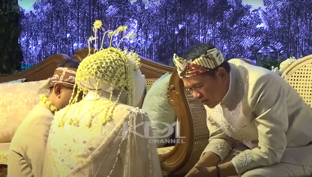 Dedi Mulyadi hadiri pernikahan Maula Akbar dan Putri Karlina. Youtube/KANG DEDI MULYADI CHANNEL Pernikahan Maula Akbar dan Putri Karlina