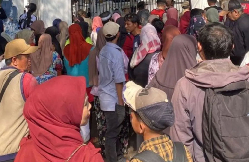 Pesta Rakyat Garut rangkaian acara pernikahan Wakil Bupati Garut Luthfianisa Putri Karlina dengan Maula Akbar putra dari Gubernur Jawa Barat Dedi Mulyadi berakhir ricuh saat agenda hiburan dan makan gratis yang digelar di Alun-Alun Garut dan Pendopo Kabupaten Garut, Jumat, menelan tiga korban tewas. FOTO/kalteng.antaranews.com Pesta rakyat di Garut berakhir ricuh