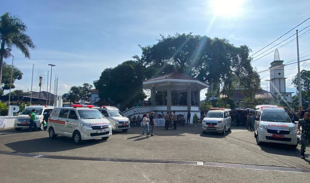 Sejumlah mobil ambulans berjaga di kawasan Pendopo Kabupaten Garut, Jawa Barat, Jumat (18/7/2025). ANTARA/Feri Purnama Pesta rakyat di Garut berakhir ricuh