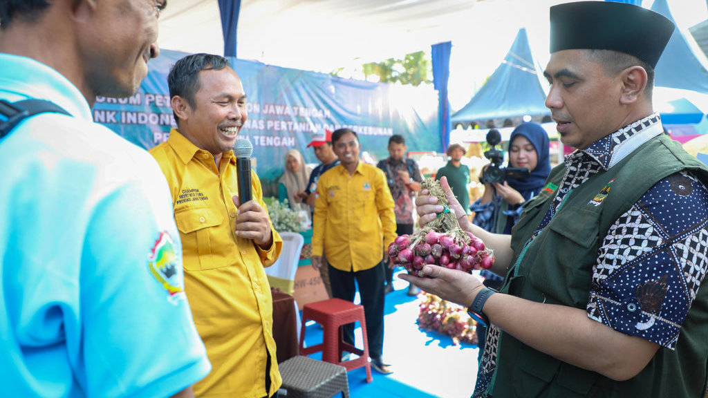 Wakil Gubernur Jawa Tengah, Taj Yasin saat meresmikan gelaran Pekan Agro Digital dan Inovasi (PADI) Pertanian Jateng 2025 di Agro Center Soropadan, Kecamatan Pringsurat, Kabupaten Temanggung, Jumat, 18 Juli 2025. foto/Dok. Pemprov Jateng Taj Yasin Resmikan PADI