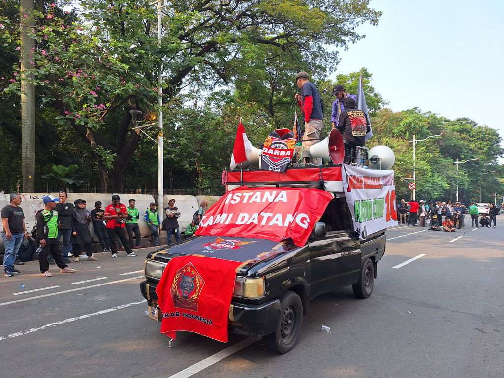 Suasana unjuk rasa pengemudi ojok online di Jalan Medan Merdeka Selatan, Jakarta Pusat, Senin (21/7/2025) sore. Tirto.id/Muhammad Naufal Demo Ojol di Jalan Medan Merdeka