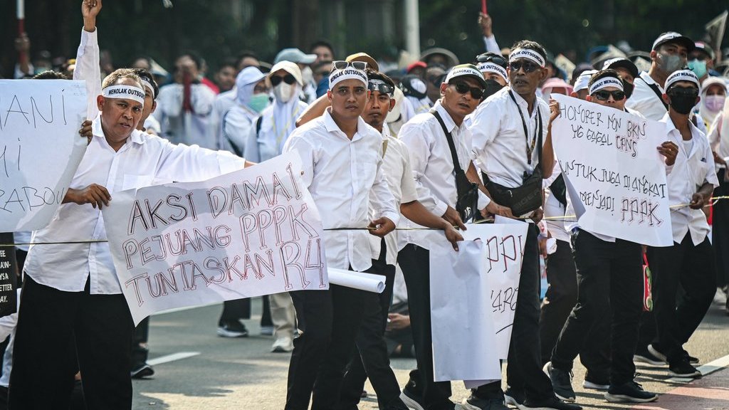 Sejumlah tenaga honorer yang tergabung dalam Aliansi R4 Indonesia melakukan aksi damai di Jalan Merdeka Selatan, Jakarta, Senin (21/7/2025). ANTARA FOTO/Sulthony Hasanuddin/tom. Aksi tenaga honorer tuntut status PPPK di Jakarta