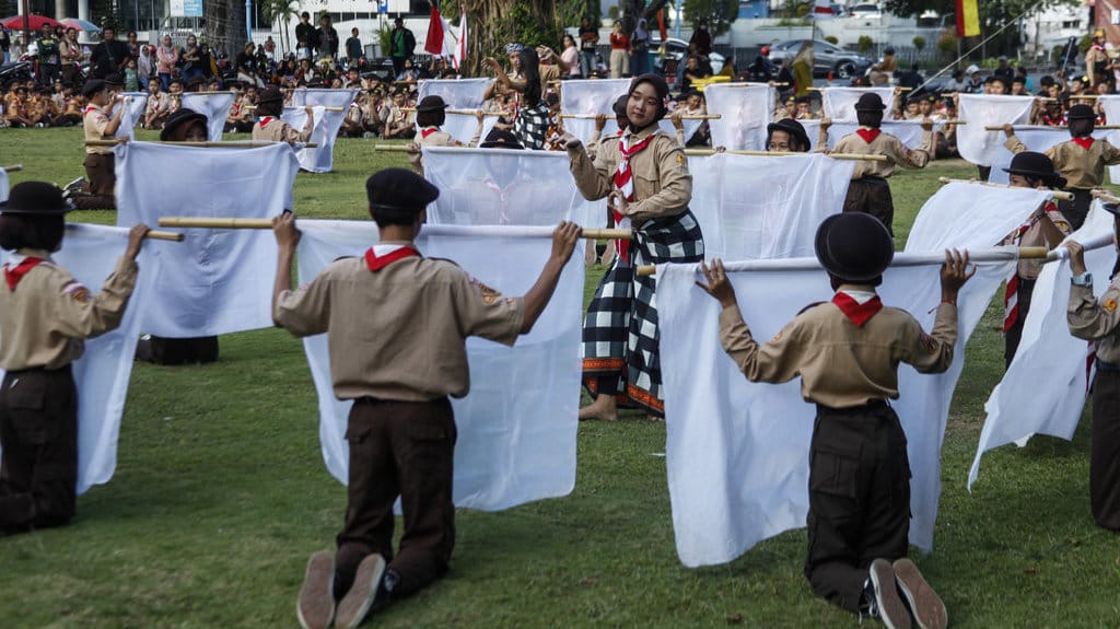Sejumlah siswa menampilkan sendratari Anoman Obong pada acara Gelar Senja Pramuka di Lapangan Balai Kota Solo, Jawa Tengah, Senin (21/7/2025). ANTARA FOTO/Maulana Surya/YU Gelar Senja pramuka di Solo