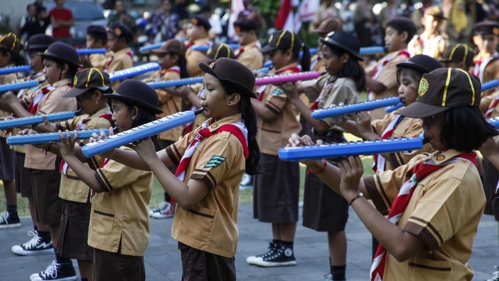 Sejumlah siswa menampilkan keterampilan drumband pada acara Gelar Senja Pramuka di Lapangan Balai Kota Solo, Jawa Tengah, Senin (21/7/2025). ANTARA FOTO/Maulana Surya/YU Gelar Senja pramuka di Solo