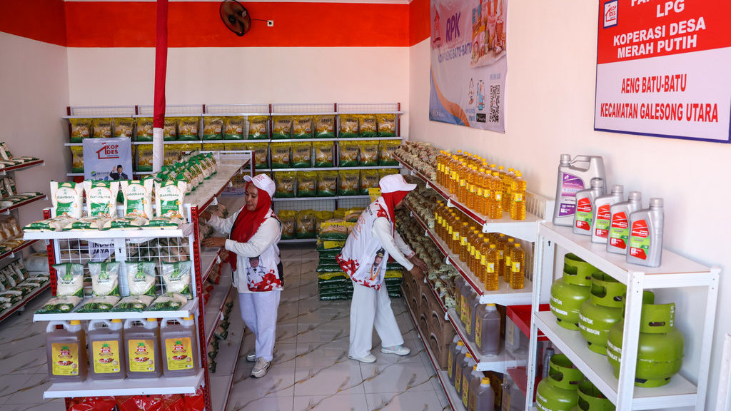 Petugas menata berbagai produk yang dijual di Koperasi Desa/Kelurahan Merah Putih yang diluncurkan di Desa Aeng Batu-Batu, Kabupaten Takalar, Sulawesi Selatan, Senin (21/7/2025). Sebanyak 3.059 Koperasi Desa/Kelurahan Merah Putih yang tersebar di sejumlah daerah di Sulsel resmi diluncurkan oleh Presiden Prabowo Subianto yang dilaksanakan secara serentak bersama 77.022 Koperasi Merah Putih lainnya di seluruh Indonesia. ANTARA FOTO/Arnas Padda/tom. Peluncuran Koperasi Merah Putih di Sulsel