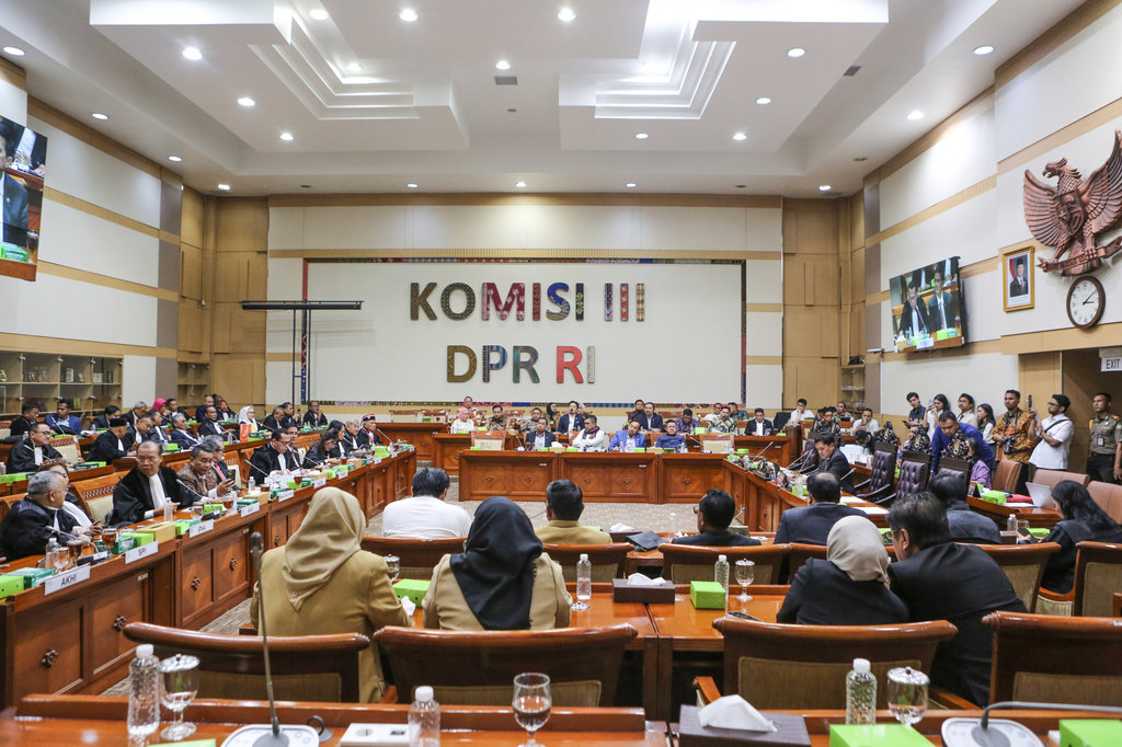 Suasana Rapat Dengar Pendapat Umum (RDPU) Komisi III DPR dengan sejumlah organisasi advokat Indonesia di Kompleks Parlemen, Senayan, Jakarta, Senin (21/7/2025). ANTARA FOTO/Asprilla Dwi Adha/bar RDPU mengenai RUU KUHAP