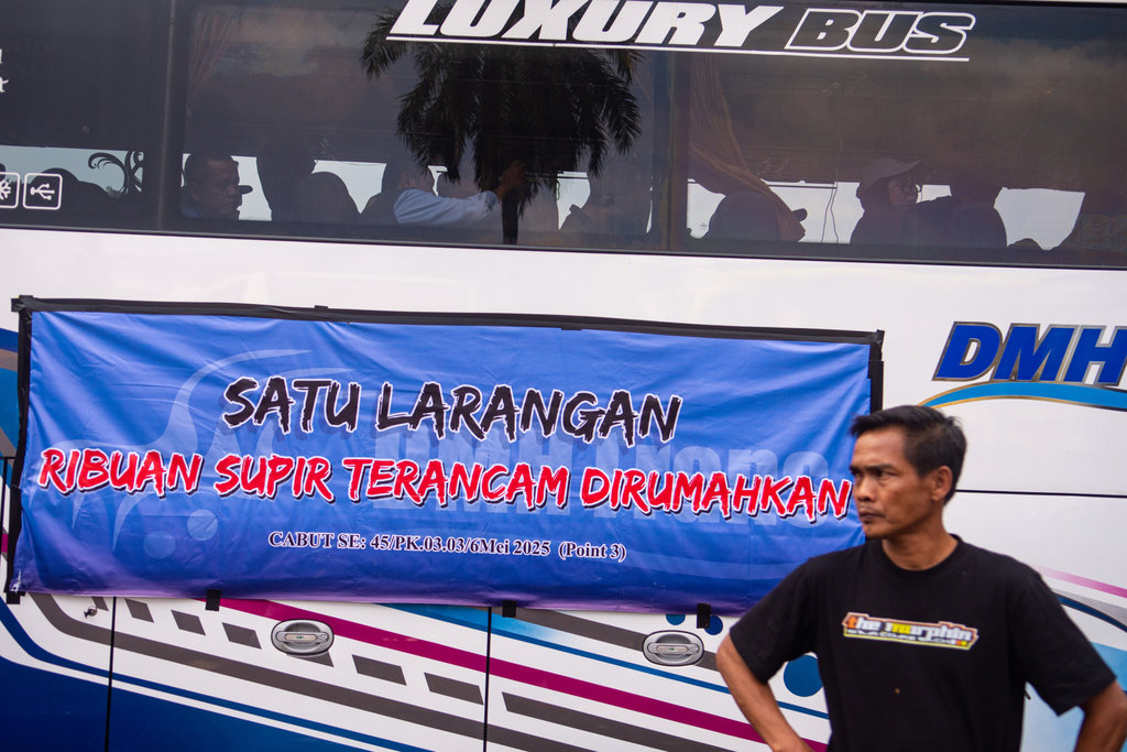 Demonstran yang tergabung dalam Solidaritas Pekerja Pariwisata Jawa Barat melakukan aksi unjuk rasa di depan Gedung Sate, Bandung, Jawa Barat, Senin (21/7/2025). ANTARA FOTO/Novrian Arbi/bar Unjuk rasa pekerja pariwisata Jawa Barat