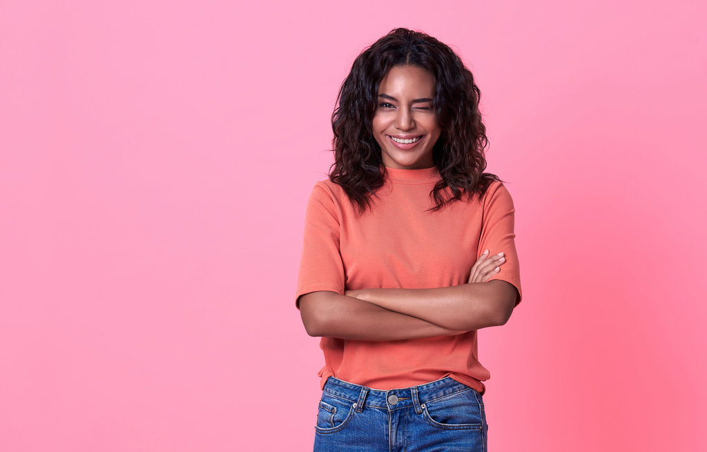 Wanita muda dengan kaos oranye kasual terisolasi. FOTO/istockphoto Outfit warm undertone